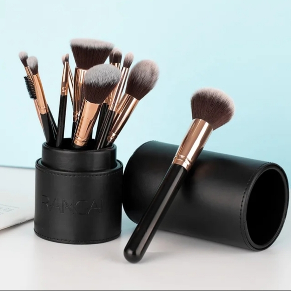 Janiah'z Beauty &Essentials  make brushes - Picture 5 of 6